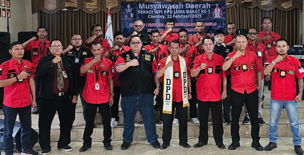 Doc. Dalam pose penuh semangat, para anggota FERADI WPI berfoto bersama dengan mengepalkan tangan sebagai simbol sinergi dan perjuangan dalam menegakkan keadilan. Gesture ini mencerminkan tekad kuat organisasi untuk terus berkembang dan memberikan kontribusi nyata bagi penegakan hukum di Indonesia. (Bandung, 23/2/2025 – Foto Dokumentasi: FERADI WPI Official).