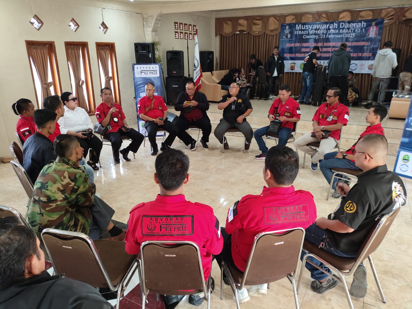 Doc. Para anggota FERADI WPI tengah berdiskusi dalam sesi musyawarah untuk membahas berbagai isu hukum serta strategi penguatan organisasi. Suasana diskusi yang interaktif mencerminkan semangat solidaritas dan profesionalisme dalam menjalankan peran advokat di masyarakat. (Bandung, 23/2/2025 – Foto Dokumentasi: FERADI WPI Official).