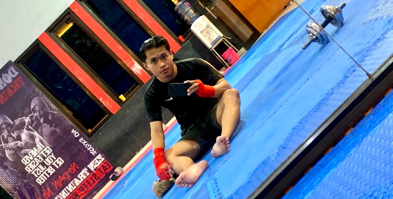 Doc. Seusai latihan yang intens, Prija Maxy Theozipa, S.H., berfoto dengan ekspresi penuh kepuasan dan semangat. Dedikasinya dalam dunia olahraga menjadi bukti bahwa disiplin dan kerja keras adalah kunci keberhasilan di segala bidang.