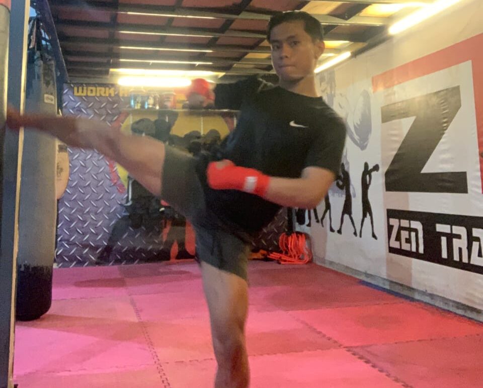 Doc. Di tengah kesibukannya sebagai advokat, Prija Maxy Theozipa, S.H., tetap meluangkan waktu untuk berlatih Muaythai. Latihan ini mencerminkan disiplin dan semangat juangnya dalam menyeimbangkan dunia hukum dan olahraga.