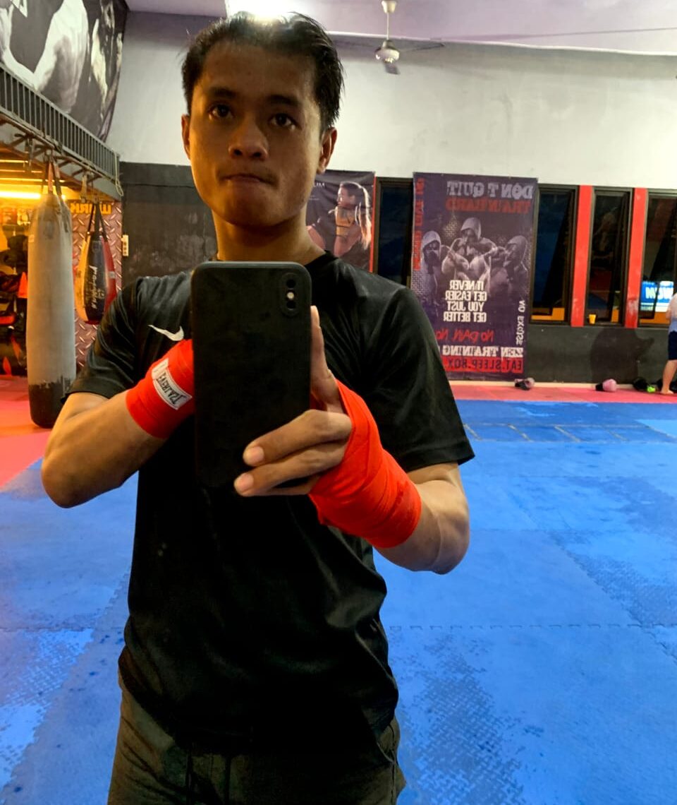 Doc. Prija Maxy Theozipa, S.H., mengabadikan momen di tempat latihannya. Senyum semangatnya menunjukkan kecintaannya pada Muaythai dan komitmennya untuk terus berkembang di dunia olahraga.