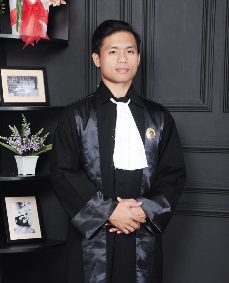 Doc. Prija Maxy Theozipa, S.H., mengenakan toga advokat sebagai simbol profesionalismenya di dunia hukum.