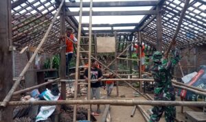 Gotong Royong, Budaya Babinsa dalam Membangun Rumah Warga