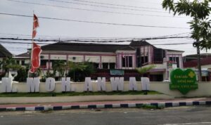 Doc. Tampak depan Gedung RSUD dr. H. Moh. Anwar Sumenep, yang kini berstatus rumah sakit tipe B. Kenaikan status ini menjadi kabar gembira di awal periode kedua Bupati Achmad Fauzi, menandai peningkatan kualitas layanan kesehatan bagi masyarakat Sumenep. (Sumenep, 23/2/2025 – Foto Dokumentasi: Budi Jo).