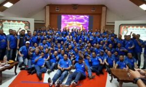 Doc. Para alumni Seba Polri (ASP) 93/94 PMJ dan Mabes Polri berfoto bersama seusai acara reuni 31 tahun pengabdian di Tangerang, Minggu (23/2/2025). Foto ini menjadi simbol kebersamaan dan solidaritas yang tetap terjaga di antara para alumni setelah tiga dekade pengabdian. (Foto Dokumentasi: Ismail).