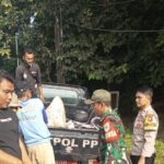 Doc. Sejumlah anggota TNI-Polri, perangkat desa, dan warga Desa Gambarsari bersama-sama melakukan kerja bakti membersihkan sampah dan memotong rumput liar di sepanjang Jalan Raya Gambarsari, Kecamatan Pagaden, Subang, sebagai wujud sinergitas dalam menjaga kebersihan lingkungan. (Subang, 28/2/2025 – Foto Dokumentasi: Benny Rusli).