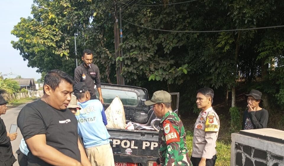 Doc. Sejumlah anggota TNI-Polri, perangkat desa, dan warga Desa Gambarsari bersama-sama melakukan kerja bakti membersihkan sampah dan memotong rumput liar di sepanjang Jalan Raya Gambarsari, Kecamatan Pagaden, Subang, sebagai wujud sinergitas dalam menjaga kebersihan lingkungan. (Subang, 28/2/2025 – Foto Dokumentasi: Benny Rusli).