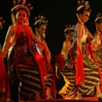 Doc. Sekelompok penari perempuan tengah membawakan tarian Tayub, sebuah tarian tradisional Jawa yang kaya akan nilai budaya dan sejarah. Mereka mengenakan busana khas Jawa dengan kain batik serta selendang merah. (Sumber Foto Dokumentasi: okezone.com).