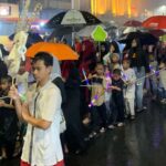 Doc.Peserta pawai obor berjalan menyusuri jalanan RW 03 sambil melantunkan shalawat. Meski hujan turun, semangat mereka tetap tinggi dalam menyambut bulan penuh berkah, dengan pengawalan dari aparat keamanan untuk memastikan kelancaran acara. (Kebon Kelapa, 27/2/2025 – Foto Dokumentasi: Maulana Syarif).