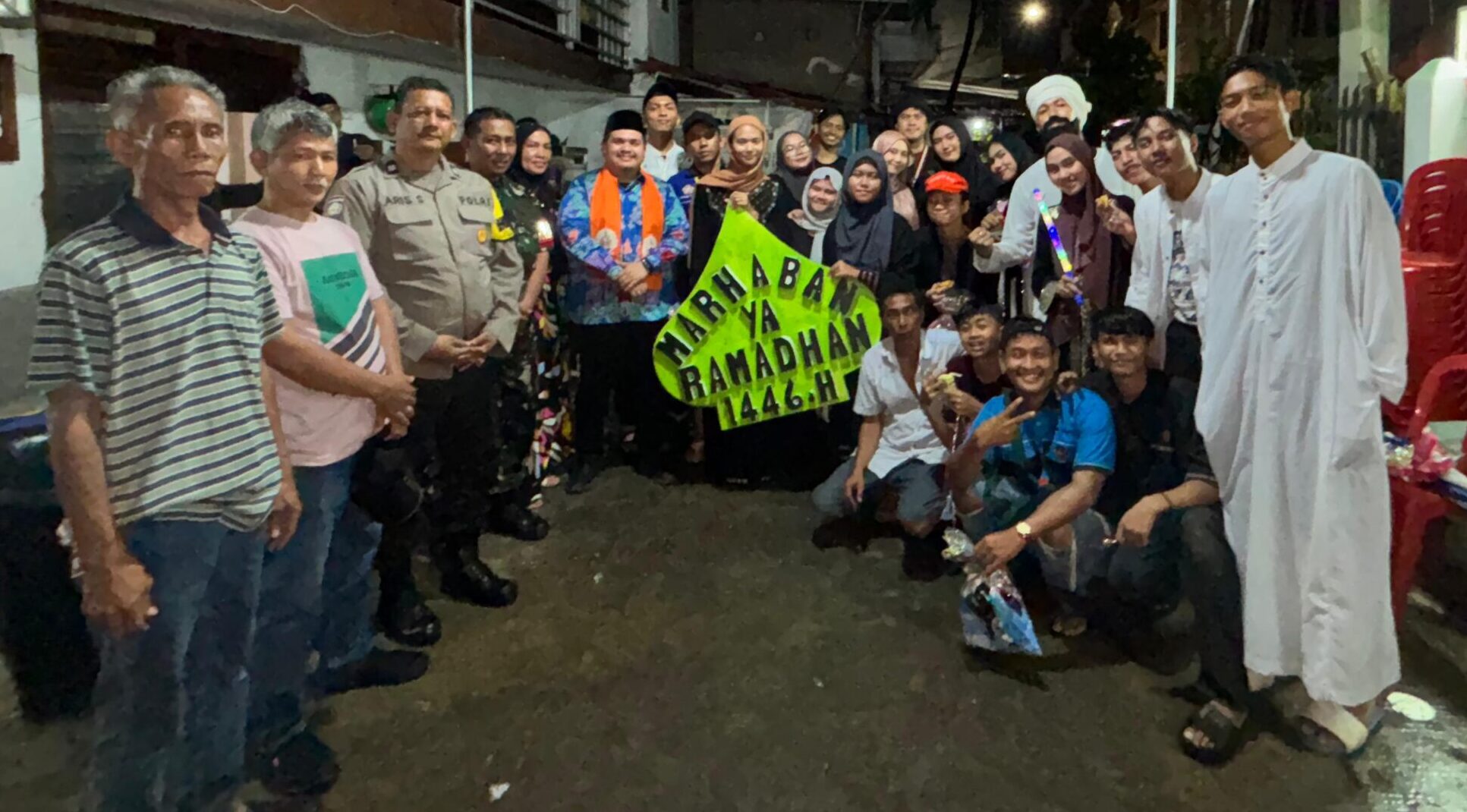 Doc. Panitia dan peserta pawai obor berfoto bersama sebelum memulai kegiatan di lingkungan RW 03, Kelurahan Kebon Kelapa, Kecamatan Gambir, Jakarta Pusat. Acara ini diselenggarakan untuk menyambut bulan suci Ramadhan 1446 H dengan penuh semangat dan kebersamaan. (Kebon Kelapa, 27/2/2025 – Foto Dokumentasi: Maulana Syarif).