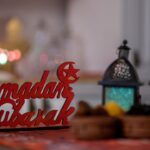 Doc. Dekorasi Ramadan dengan hiasan tulisan "Ramadan Mubarak" berwarna merah dan lentera khas Timur Tengah yang bercahaya. Suasana hangat dan penuh keberkahan mencerminkan semangat Ramadan yang penuh kebersamaan dan spiritualitas. (Foto hanya ilustrasi - Sumber: kawanjarinews.com).