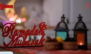 Doc. Dekorasi Ramadan dengan hiasan tulisan "Ramadan Mubarak" berwarna merah dan lentera khas Timur Tengah yang bercahaya. Suasana hangat dan penuh keberkahan mencerminkan semangat Ramadan yang penuh kebersamaan dan spiritualitas. (Foto hanya ilustrasi - Sumber: kawanjarinews.com).