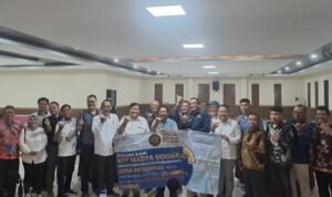 Doc. Kepala KPP Madya Sidoarjo, Kepala KPP Madya Gresik, jajaran pejabat KADIN Jawa Timur, serta para pengusaha dan perwakilan asosiasi berfoto bersama usai kegiatan Konsultasi Publik di Graha KADIN Jatim, Rabu (26/2/2025). Kegiatan ini menjadi wadah diskusi antara pengusaha dan otoritas pajak guna memperkuat komunikasi serta mencari solusi atas berbagai kendala perpajakan yang dihadapi pelaku usaha. (Sumber Foto Dokumentasi: newstimes.id.).