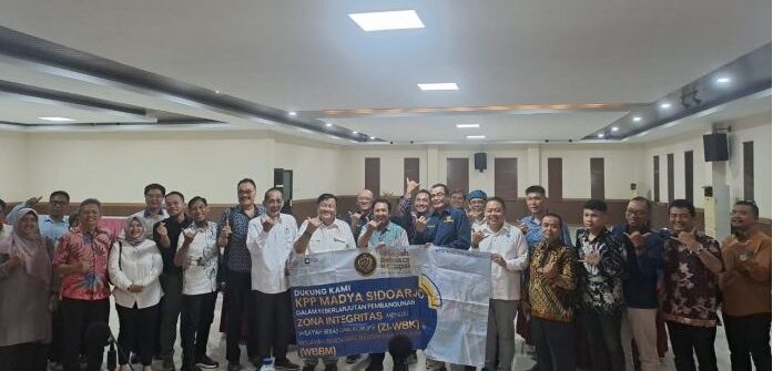 Doc. Kepala KPP Madya Sidoarjo, Kepala KPP Madya Gresik, jajaran pejabat KADIN Jawa Timur, serta para pengusaha dan perwakilan asosiasi berfoto bersama usai kegiatan Konsultasi Publik di Graha KADIN Jatim, Rabu (26/2/2025). Kegiatan ini menjadi wadah diskusi antara pengusaha dan otoritas pajak guna memperkuat komunikasi serta mencari solusi atas berbagai kendala perpajakan yang dihadapi pelaku usaha. (Sumber Foto Dokumentasi: newstimes.id.).