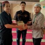 Doc. Ketua DKM Masjid Jami Al-Istiqomah Polres Metro Jakarta Barat, AKP Widodo, didampingi Humas DKM, Aipda Ashari, secara simbolis menyerahkan mushaf Al-Qur'an kepada perwakilan Badan Wakaf Al-Qur'an (BWA), Naufan, di Masjid Jami Al-Istiqomah, (Selasa, 4/3/2025 – Foto Dokumentasi: . (Humas Polres Metro Jakarta Barat).