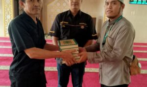 Doc. Ketua DKM Masjid Jami Al-Istiqomah Polres Metro Jakarta Barat, AKP Widodo, didampingi Humas DKM, Aipda Ashari, secara simbolis menyerahkan mushaf Al-Qur'an kepada perwakilan Badan Wakaf Al-Qur'an (BWA), Naufan, di Masjid Jami Al-Istiqomah, (Selasa, 4/3/2025 – Foto Dokumentasi: . (Humas Polres Metro Jakarta Barat).