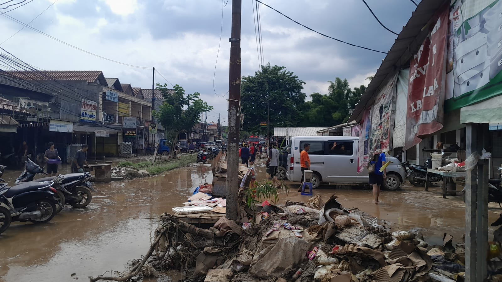 Doc. Genangan air banjir merendam jalan dan deretan ruko di kawasan Pasar Bojong Kulur, mengakibatkan sejumlah pedagang mengalami kesulitan dalam menjalankan aktivitas perdagangan. Beberapa ruko tampak tergenang hingga bagian dalam, menyebabkan kerugian material bagi pemilik usaha. (Bogor, 4/3/2025 – Foto Dokumentasi: M. Ismail).