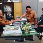 Doc. Perwakilan DPP LPK-RI saat melakukan koordinasi dengan Kepala Bidang Koperasi Diskoperindag Situbondo, didampingi Pengawas Koperasi, di ruang pertemuan Diskoperindag Situbondo, Selasa (4/3/2025). Pertemuan membahas laporan masyarakat terkait dugaan pelanggaran oleh sejumlah koperasi simpan pinjam di Situbondo. (Foto: Dokumentasi DPP LPK-RI).