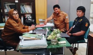 Doc. Perwakilan DPP LPK-RI saat melakukan koordinasi dengan Kepala Bidang Koperasi Diskoperindag Situbondo, didampingi Pengawas Koperasi, di ruang pertemuan Diskoperindag Situbondo, Selasa (4/3/2025). Pertemuan membahas laporan masyarakat terkait dugaan pelanggaran oleh sejumlah koperasi simpan pinjam di Situbondo. (Foto: Dokumentasi DPP LPK-RI).