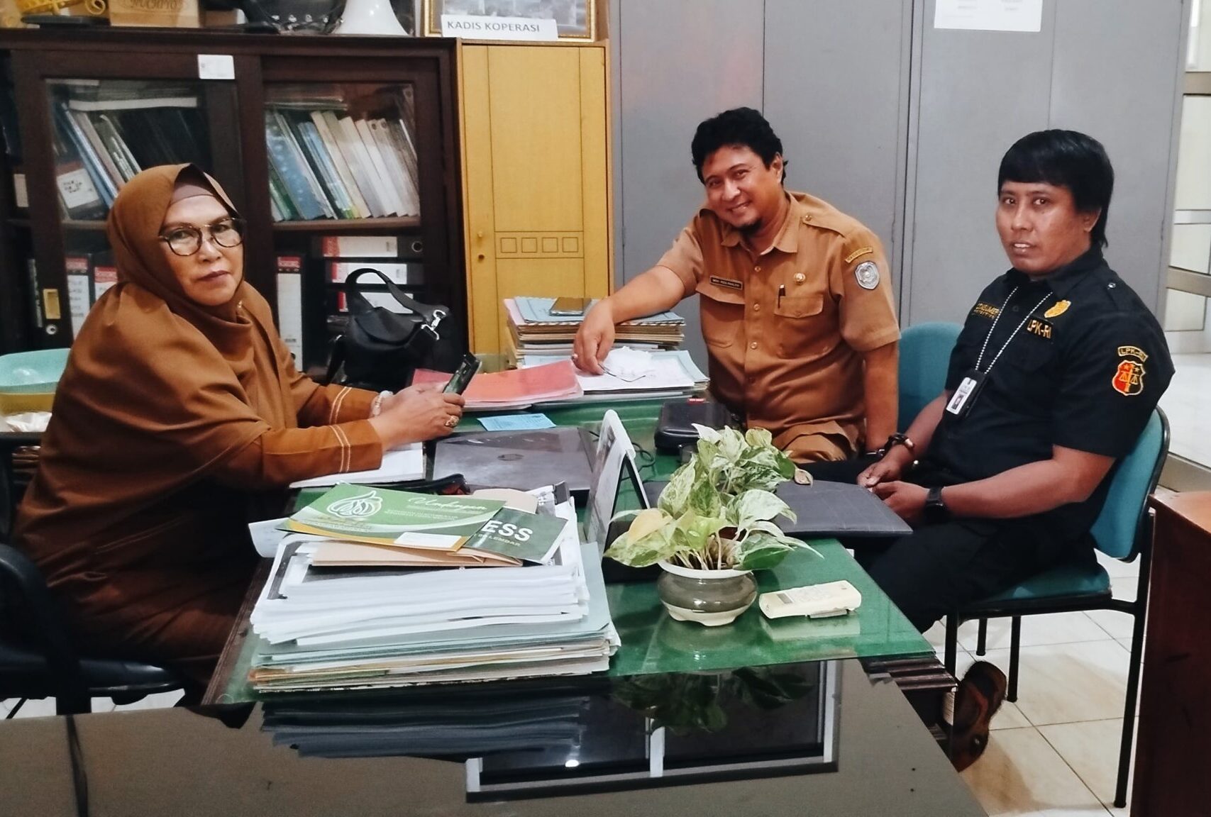 Doc. Perwakilan DPP LPK-RI saat melakukan koordinasi dengan Kepala Bidang Koperasi Diskoperindag Situbondo, didampingi Pengawas Koperasi, di ruang pertemuan Diskoperindag Situbondo, Selasa (4/3/2025). Pertemuan membahas laporan masyarakat terkait dugaan pelanggaran oleh sejumlah koperasi simpan pinjam di Situbondo. (Foto: Dokumentasi DPP LPK-RI).