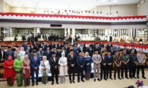 Doc. Bupati Ogan Komering Ilir (OKI) Muchendi Mahzareki bersama Wakil Bupati Supriyanto, unsur pimpinan DPRD OKI, serta jajaran Forkopimda berfoto bersama usai penyampaian pidato perdana dalam Rapat Paripurna DPRD OKI, Selasa (4/3/2025). Dalam kesempatan tersebut, Bupati Muchendi mengajak seluruh elemen masyarakat bersatu dan berkolaborasi mewujudkan visi OKI Maju Bersama. (Foto Dokumentasi: eskoncer.com).