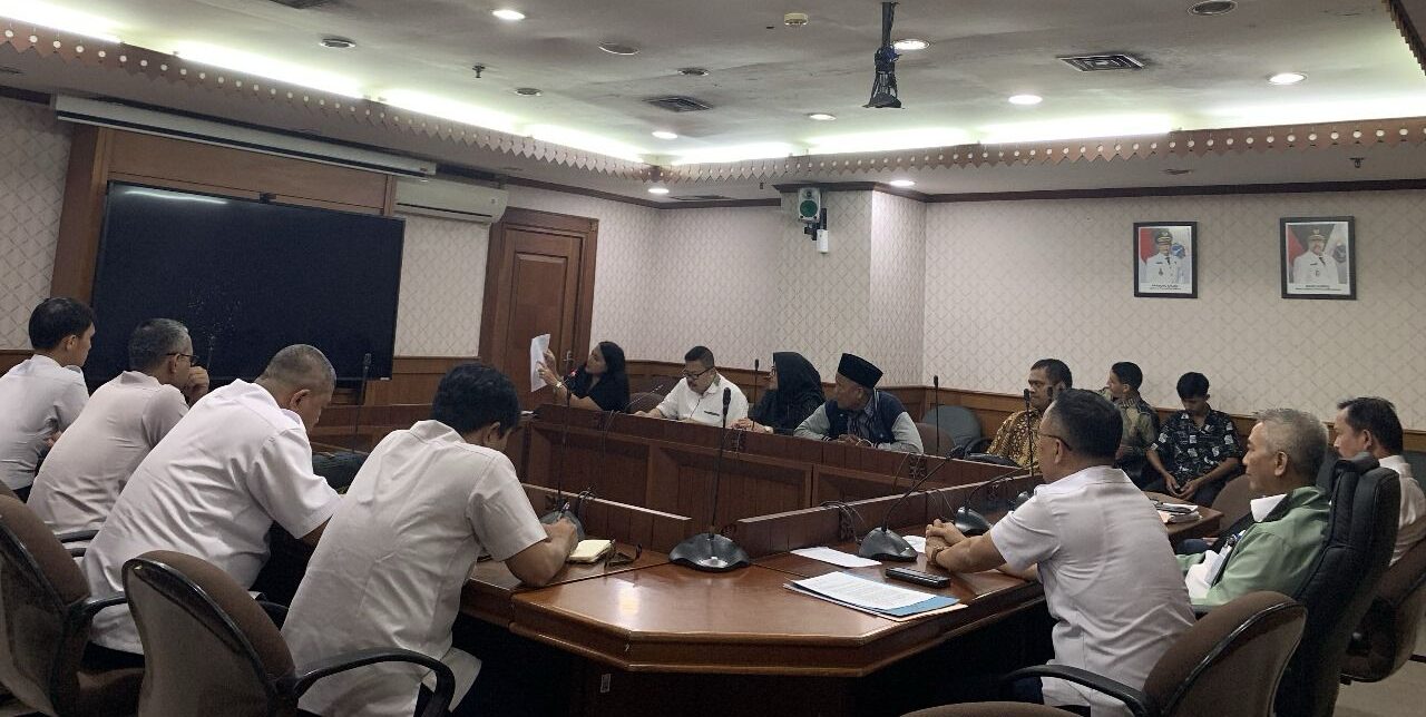 Doc. Suasana rapat mediasi yang membahas sengketa tanah di Jl. Peningkatan 1 No. 19, Menteng Dalam, Tebet, Jakarta Selatan. Dalam pertemuan tersebut, pihak keluarga menyampaikan dokumen-dokumen pendukung serta meminta kejelasan status hak atas tanah yang telah ditempati sejak tahun 1977. (Rabu, 5 Maret 2025 - Foto Dokumentasi: Tri Budi. W).