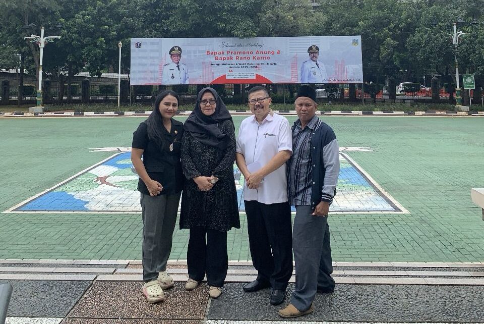 Doc. Perwakilan keluarga Sadikin Kartaatmadja bersama kuasa hukum dan pendamping hukum berfoto bersama usai menyampaikan aspirasi terkait sengketa tanah yang telah berlangsung sejak tahun 1977. (Rabu, 5 Maret 2025 - Foto Dokumentasi: Tri Budi. W).