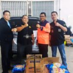 Doc. Kolaborasi dan sinergi antara Advokat & Paralegal PERADI WPI dengan tim relawan di Posko Banjir. Bersama kita kuat, bersama kita peduli. (Bekasi, 6/3/2025 – Foto Dokumentasi: Feradi WPI Official).