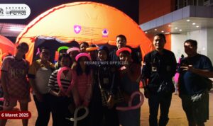 Doc. Tim Advokat & Paralegal PERADI WPI bersama anak-anak dan warga terdampak banjir di lokasi pengungsian. Keceriaan terpancar meski berada di tengah situasi sulit. Kebersamaan dan semangat solidaritas terus dijaga. (Bekasi, 6/3/2025 – Foto Dokumentasi: Feradi WPI Official).