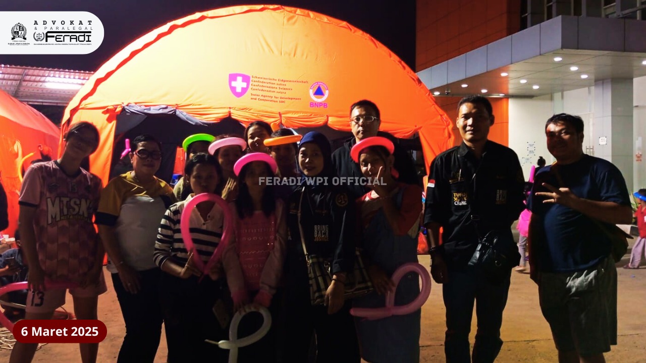 Doc. Tim Advokat & Paralegal PERADI WPI bersama anak-anak dan warga terdampak banjir di lokasi pengungsian. Keceriaan terpancar meski berada di tengah situasi sulit. Kebersamaan dan semangat solidaritas terus dijaga. (Bekasi, 6/3/2025 – Foto Dokumentasi: Feradi WPI Official).