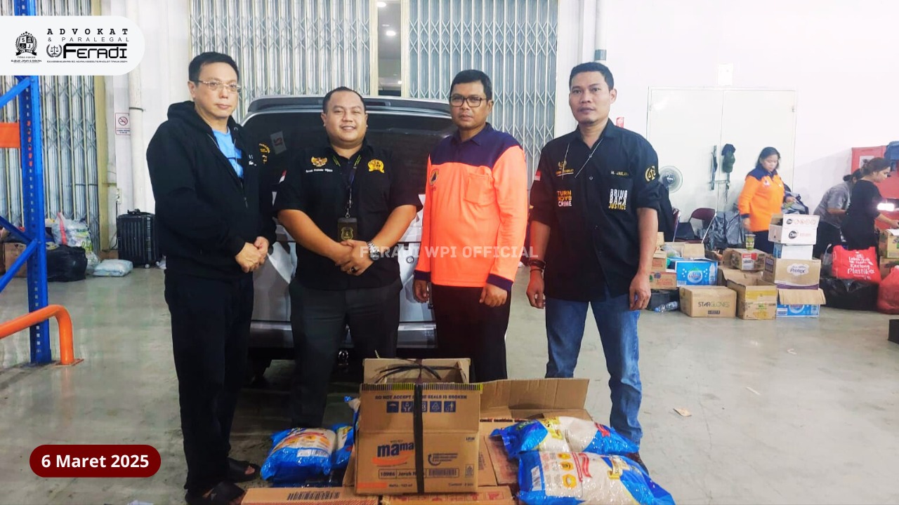 Doc. Pengurus DPP FERADI WPI menyerahkan secara simbolis bantuan logistik berupa bahan makanan dan kebutuhan pokok untuk warga terdampak banjir di wilayah Kota dan Kabupaten Bekasi. Bantuan ini merupakan bagian dari program Bhakti Sosial FERADI WPI sebagai bentuk kepedulian dan tanggung jawab sosial organisasi di bawah kepemimpinan Advokat Donny Andreti, S.H., S.Kom., M.Kom., C.Md., C.PFW. Penyerahan bantuan dilakukan langsung di posko bencana pada 6 Maret 2025, sebagai wujud nyata sinergi dan kepedulian FERADI WPI terhadap masyarakat yang terdampak musibah banjir. (Foto Dokumentasi: Feradi WPI Official).