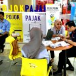 Doc. Petugas pajak sedang memberikan layanan konsultasi dan asistensi pelaporan SPT Tahunan di Pojok Pajak yang diselenggarakan di salah satu pusat perbelanjaan di Jawa Timur. Layanan ini bertujuan memudahkan wajib pajak dalam melaksanakan kewajiban pelaporan SPT secara efisien dan tepat waktu, serta meningkatkan kesadaran pajak di kalangan masyarakat. (Foto Dokumentasi: Eko Wahyu).