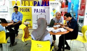 Doc. Petugas pajak sedang memberikan layanan konsultasi dan asistensi pelaporan SPT Tahunan di Pojok Pajak yang diselenggarakan di salah satu pusat perbelanjaan di Jawa Timur. Layanan ini bertujuan memudahkan wajib pajak dalam melaksanakan kewajiban pelaporan SPT secara efisien dan tepat waktu, serta meningkatkan kesadaran pajak di kalangan masyarakat. (Foto Dokumentasi: Eko Wahyu).