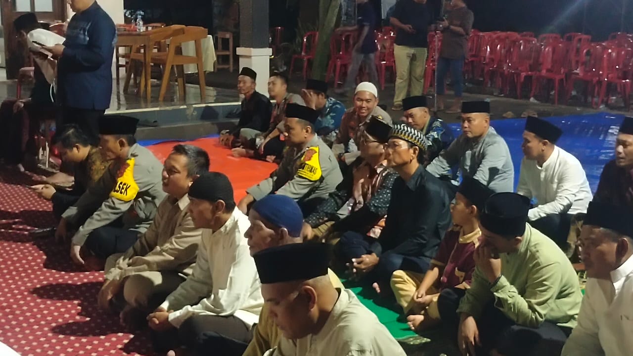 Doc. Sejumlah anggota kepolisian dari Polsek Pagaden bersama tokoh masyarakat dan warga setempat menghadiri kegiatan Safari Ramadhan di Lembur Cigarukgak, Desa Sidamulya, Kecamatan Cipunagara, Kabupaten Subang. Acara ini diisi dengan ceramah kultum, buka puasa bersama, dan penyampaian pesan kamtibmas. (Foto Dokumentasi: Benny Rusli).