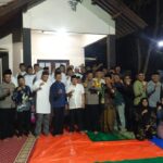 Doc. Kapolsek Pagaden Kompol Dede Suherman, A.Md, bersama jajaran kepolisian, tokoh agama, serta masyarakat berfoto bersama usai kegiatan Safari Ramadhan sebagai bentuk kebersamaan dan sinergi antara Polri dan masyarakat dalam menjaga keamanan serta mempererat silaturahmi. (Foto Dokumentasi: Benny Rusli).
