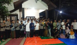 Doc. Kapolsek Pagaden Kompol Dede Suherman, A.Md, bersama jajaran kepolisian, tokoh agama, serta masyarakat berfoto bersama usai kegiatan Safari Ramadhan sebagai bentuk kebersamaan dan sinergi antara Polri dan masyarakat dalam menjaga keamanan serta mempererat silaturahmi. (Foto Dokumentasi: Benny Rusli).