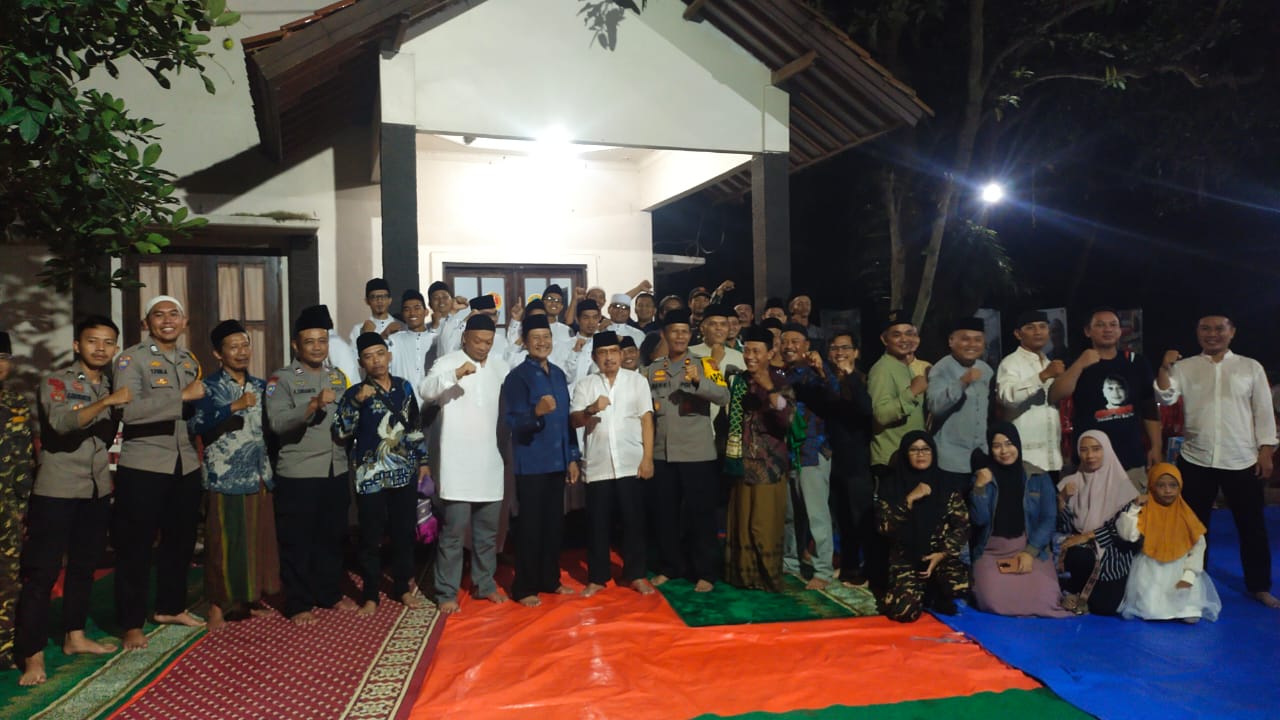 Doc. Kapolsek Pagaden Kompol Dede Suherman, A.Md, bersama jajaran kepolisian, tokoh agama, serta masyarakat berfoto bersama usai kegiatan Safari Ramadhan sebagai bentuk kebersamaan dan sinergi antara Polri dan masyarakat dalam menjaga keamanan serta mempererat silaturahmi. (Foto Dokumentasi: Benny Rusli).