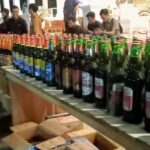 Doc. Petugas Satpol PP Kabupaten Cianjur menampilkan barang bukti 660 botol minuman keras berbagai merek yang berhasil disita dalam razia di enam kecamatan. Razia ini merupakan bagian dari upaya Pemerintah Kabupaten Cianjur dalam menekan peredaran miras dan menciptakan lingkungan yang lebih kondusif, terutama menjelang bulan Ramadan. (7/3/2025 – Foto Dokumentasi: Benny Rusli).