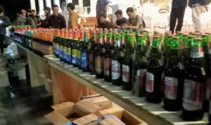 Doc. Petugas Satpol PP Kabupaten Cianjur menampilkan barang bukti 660 botol minuman keras berbagai merek yang berhasil disita dalam razia di enam kecamatan. Razia ini merupakan bagian dari upaya Pemerintah Kabupaten Cianjur dalam menekan peredaran miras dan menciptakan lingkungan yang lebih kondusif, terutama menjelang bulan Ramadan. (7/3/2025 – Foto Dokumentasi: Benny Rusli).