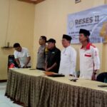 Doc. Anggota DPRD Provinsi Jawa Barat, H. Oden Haryadi, SH., MH., bersama jajaran pemerintah desa, aparat keamanan, dan tokoh masyarakat menghadiri kegiatan Reses II Tahun Sidang 2024-2025 di Aula Desa Sindanglaka, Kecamatan Karangtengah, Kabupaten Cianjur, pada Jumat (7/3/2025). Acara ini bertujuan untuk menyerap aspirasi masyarakat terkait infrastruktur, penerangan jalan, dan pembangunan desa. (Foto Dokumentasi: Benny Rusli).