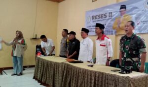 Doc. Anggota DPRD Provinsi Jawa Barat, H. Oden Haryadi, SH., MH., bersama jajaran pemerintah desa, aparat keamanan, dan tokoh masyarakat menghadiri kegiatan Reses II Tahun Sidang 2024-2025 di Aula Desa Sindanglaka, Kecamatan Karangtengah, Kabupaten Cianjur, pada Jumat (7/3/2025). Acara ini bertujuan untuk menyerap aspirasi masyarakat terkait infrastruktur, penerangan jalan, dan pembangunan desa. (Foto Dokumentasi: Benny Rusli).