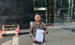 Doc. Tim Kuasa Hukum PT Arion Indonesia, Khafi Permana, berpose di depan gedung Komisi Pemberantasan Korupsi (KPK) setelah melayangkan laporan terkait dugaan penyimpangan dalam pemeriksaan pajak oleh oknum tim pemeriksa pajak Kanwil DJP Jawa Timur III. (Red: Eko Wahyu - Foto Dokumentasi: www.mediusnews.com).