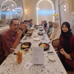 Doc. Suasana buka puasa bersama yang digelar oleh Kantor Konsultan Pajak Yulianto Kiswocahyono, SE, SH, BKP di sebuah restoran di Surabaya. Acara ini dihadiri oleh tim kantor sebagai ajang mempererat silaturahmi dan menjaga kekompakan di bulan Ramadan. (Surabaya, 11/3/2025 – Foto Dokumentasi: Eko Wahyu).