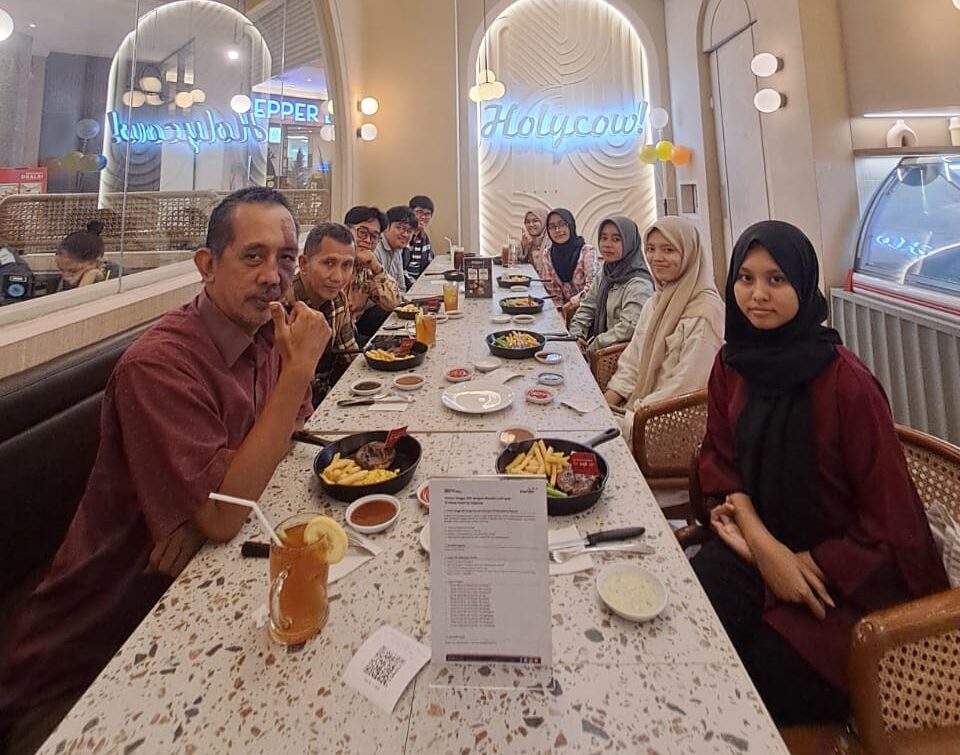 Doc. Suasana buka puasa bersama yang digelar oleh Kantor Konsultan Pajak Yulianto Kiswocahyono, SE, SH, BKP di sebuah restoran di Surabaya. Acara ini dihadiri oleh tim kantor sebagai ajang mempererat silaturahmi dan menjaga kekompakan di bulan Ramadan. (Surabaya, 11/3/2025 – Foto Dokumentasi: Eko Wahyu).