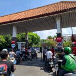 Doc. Sejumlah pengendara roda dua mengantre di Stasiun Pengisian Bahan Bakar Umum (SPBU) untuk mendapatkan bahan bakar jenis Pertalite di bawah terik matahari. Antrean terlihat cukup panjang, sementara petugas berupaya melayani pelanggan dengan cepat. (Denpasar, 13/3/2025 – Foto Dokumentasi: Witanto).
