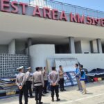 Doc. Kapolda Jawa Tengah, Irjen Pol Ribut Hari Wibowo, bersama jajaran kepolisian dan pengelola rest area melakukan pengecekan kesiapan fasilitas di Rest Area KM 519 B, Sragen, Kamis (13/3/2025). Kunjungan ini bertujuan untuk memastikan keamanan dan kenyamanan pemudik dalam rangka persiapan Operasi Ketupat Candi 2025. (Foto Dokumentasi: Humas Polda Jateng).