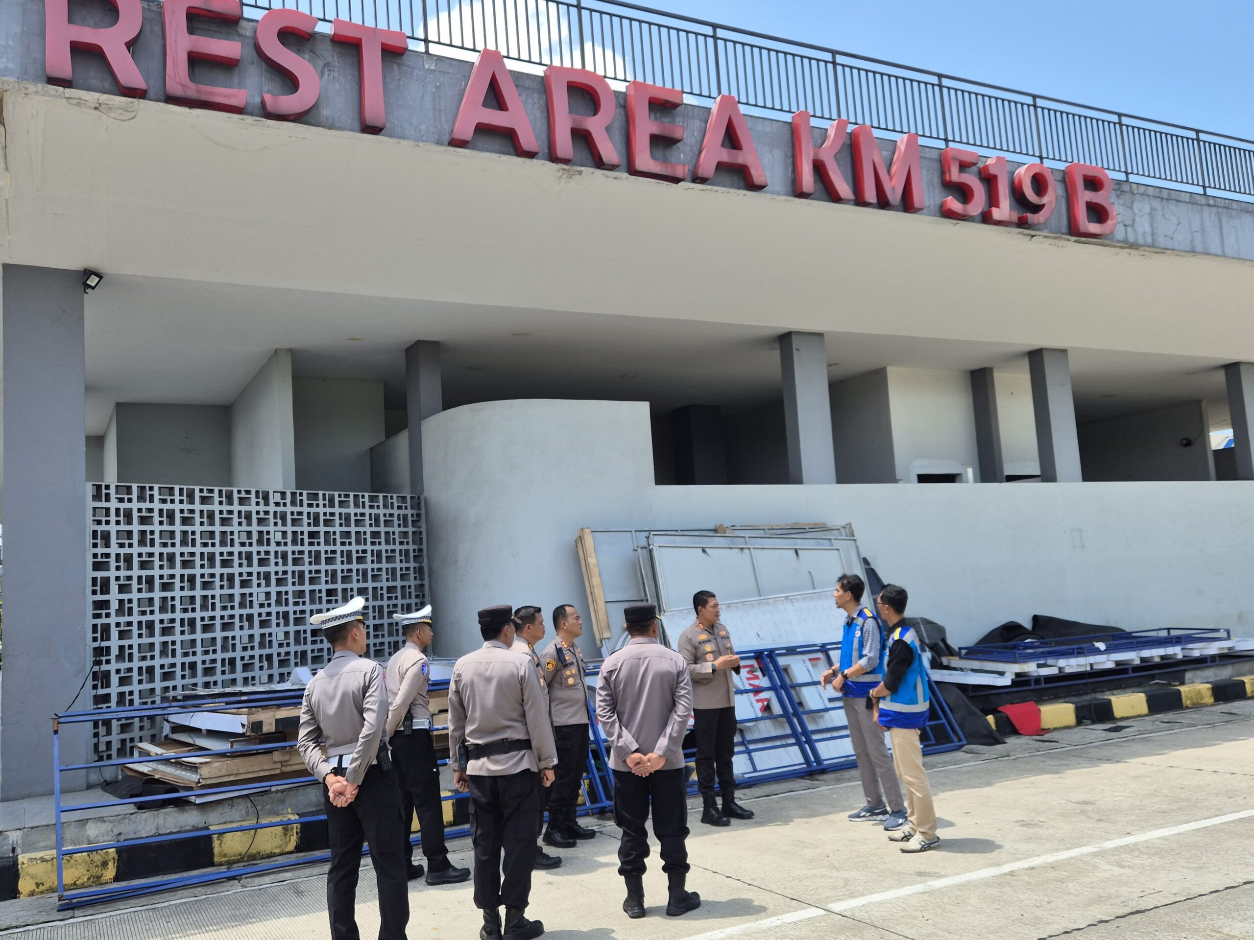 Doc. Kapolda Jawa Tengah, Irjen Pol Ribut Hari Wibowo, bersama jajaran kepolisian dan pengelola rest area melakukan pengecekan kesiapan fasilitas di Rest Area KM 519 B, Sragen, Kamis (13/3/2025). Kunjungan ini bertujuan untuk memastikan keamanan dan kenyamanan pemudik dalam rangka persiapan Operasi Ketupat Candi 2025. (Foto Dokumentasi: Humas Polda Jateng).