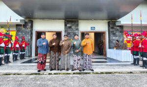 Doc. Para pejabat daerah dan tamu undangan mengenakan busana adat Jawa berfoto di depan ruang VVIP dalam rangka peringatan HUT ke-270 DIY. Prajurit Kraton Yogyakarta terlihat berjaga di sisi pintu masuk. (13/03/2025 – Foto Dokumentasi: Filemon).