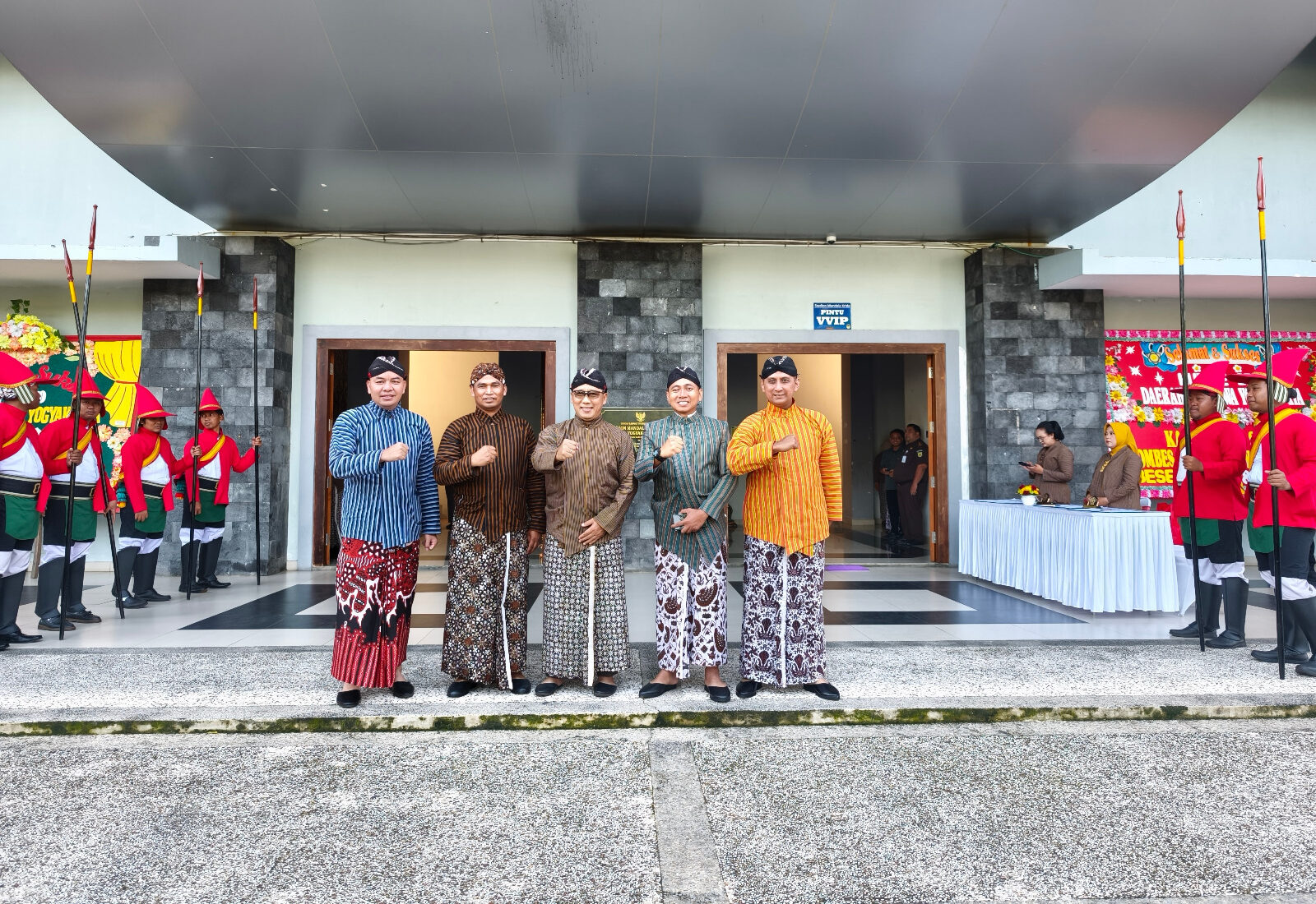 Doc. Para pejabat daerah dan tamu undangan mengenakan busana adat Jawa berfoto di depan ruang VVIP dalam rangka peringatan HUT ke-270 DIY. Prajurit Kraton Yogyakarta terlihat berjaga di sisi pintu masuk. (13/03/2025 – Foto Dokumentasi: Filemon).