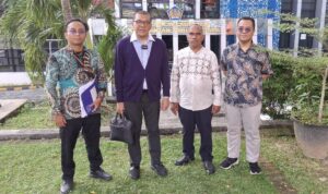 Doc. Mulyadi dan kuasa hukumnya berfoto bersama usai melakukan laporan kepada Kepala Kantor Pajak Pratama Balikpapan Timur. (Balikpapan, 13/3/2025 – Sumber Foto Dokumentasi: mediusnews.com).
